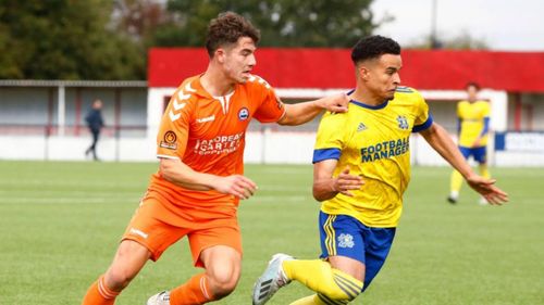 Hashtag United (áo vàng) muốn được rớt hạng.