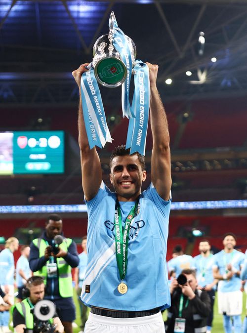 Rodri hiện chỉ còn 1 năm hợp đồng với Manchester City và tương lai của tiền vệ người Tây Ban Nha là điều mà giới mộ điệu vô cùng quan tâm.