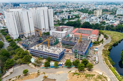  Để phục vụ tái định cư, TP.HCM đang triển khai dự án nhà ở xã hội tại số 4 Phan Chu Trinh (phường Bình Thạnh), gồm 3 khối chung cư 20 tầng, tích hợp chức năng thương mại - dịch vụ. Đây được kỳ vọng là nơi bố trí chỗ ở mới cho các hộ dân bị ảnh hưởng, góp phần đảm bảo an sinh trong quá trình thực hiện dự án. 