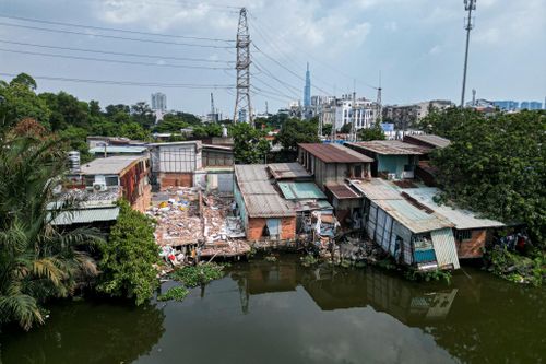  Người dân đang tiếp tục sinh sống trong những căn nhà tạm bợ, lấn chiếm hành lang kênh rạch. 