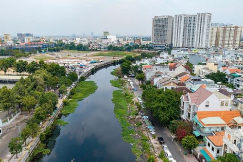  Tại gói thầu XL02 (đoạn từ đường Bùi Đình Túy đến đường Lương Ngọc Quyến, bao gồm các nhánh rạch Bình Lợi và Bình Triệu), dù đã khởi công từ ngày 18/11/2025 nhưng hiện vẫn chủ yếu dừng ở công tác dọn dẹp, chưa thể triển khai thi công quy mô lớn. 