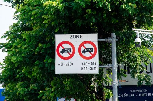  Biển báo hạn chế thời gian lưu thông đối với xe tải. 