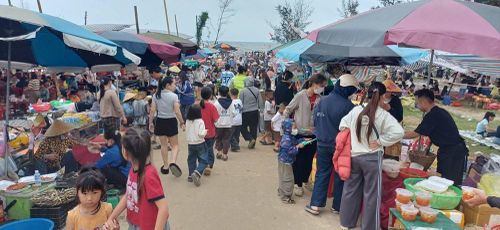 Khung cảnh nhộn nhịp tại bãi biển khi “cơn sốt” cá trích nướng thu hút đông đảo người dân và du khách