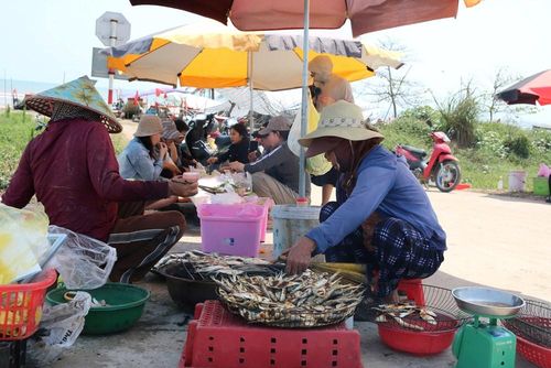 Du khách tập trung đông tại bãi biển Hải Châu để thưởng thức cá trích nướng giữa không gian biển thoáng đãng