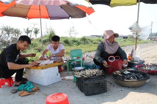 Du khách trải nghiệm tự tay nướng cá, tận hưởng không khí làng chài ven biển