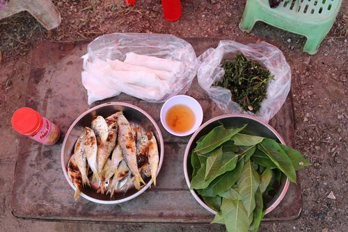 Cá trích nướng vàng ruộm được gắp nướng từ vỉ, dậy mùi hấp dẫn giữa gió biển mặn mòi