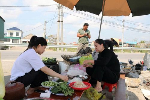 Du khách quây quần bên bếp nướng, thưởng thức món ăn dân dã nhưng đậm đà hương vị