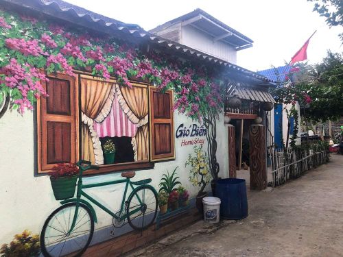 Không gian sống và các tác phẩm bích họa ví như "thước phim" thu nhỏ mang đến cho người dân, du khách một trải nghiệm tuyệt vời