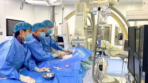 Ê-kíp đang thực hiện ca can thiệp.