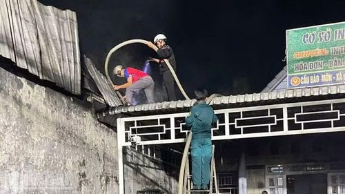 Lực lượng chức năng và người dân nỗ lực chữa cháy.