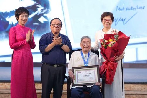 Nhạc sĩ Phạm Tuyên tại lễ trao giải thưởng.
