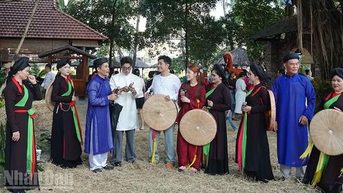 Biểu diễn hát quan họ tại lễ hội.