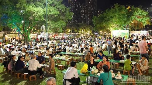 Khá đông khách tham quan đến với lễ hội trong ngày khai mạc.