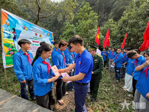 Đoàn viên được kết nạp vào Đoàn Thanh niên Cộng sản Hồ Chí Minh tại cột mốc 504.