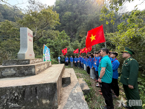  Đoàn viên, thanh niên lắng nghe giới thiệu về lịch sử cột mốc biên giới số 504. 