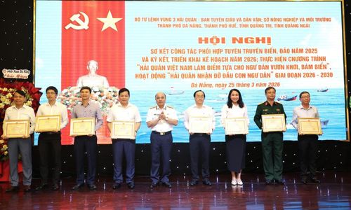 Quân chủng Hải quân tặng Bằng khen cho các tập thể và cá nhân có thành tích xuất sắc.