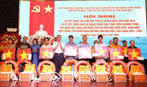 Bộ Tư lệnh Vùng 3 Hải quân tặng quà cho ngư dân có hoàn cảnh khó khăn.
