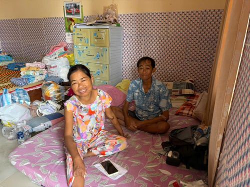 Chị Nguyễn Thị Hà trong căn phòng ở thuê chung với những bệnh nhân đồng cảnh ngộ.