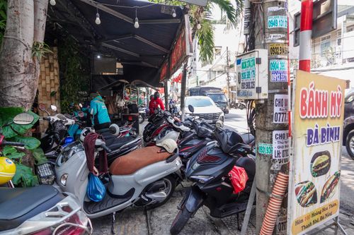  Tại vỉa hè đường Hoàng Hoa Thám (phường Thanh Khê), phương tiện xếp thành 2 lớp, lối đi bộ dường như không có. Ảnh: XUÂN QUỲNH 