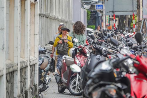  Trên đường Yên Bái, đoạn giao đường Trần Quốc Toản (phường Hải Châu), xe máy dựng thành hai lớp, gần như không còn lối đi. Ảnh: XUÂN QUỲNH 