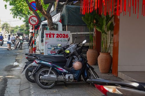  Xe tải đỗ chắn ngang, chiếm toàn bộ lối đi trên vỉa hè, đẩy người đi bộ xuống lòng đường. Ảnh: XUÂN QUỲNH 