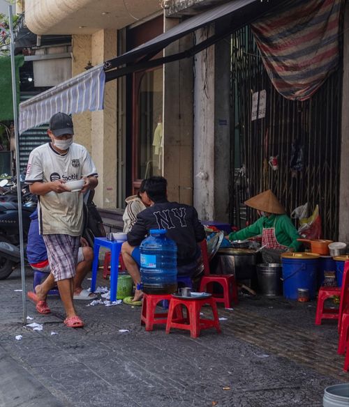  Tại đường Hoàng Hoa Thám, vỉa hè lâu nay trở thành không gian buôn bán, đậu đỗ xe tự phát. Ảnh: XUÂN QUỲNH 