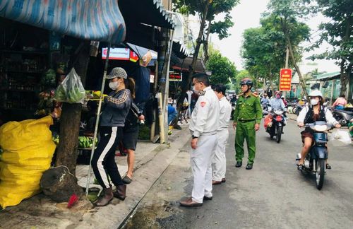  Công an phường Sơn Trà vận động người dân chấp hành các quy định về trật tự đô thị 
