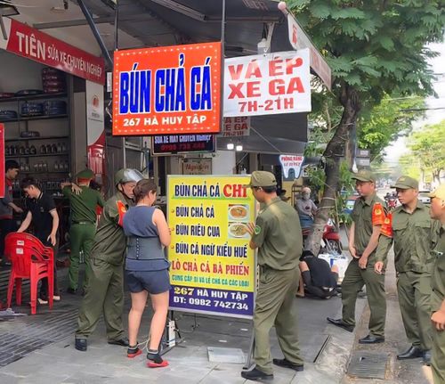  Công an phường Thanh Khê hướng dẫn người dân cách sắp xếp vật dụng, xe đúng quy định, đảm bảo phần vỉa hè dành cho người đi bộ tại đường Hà Huy Tập 