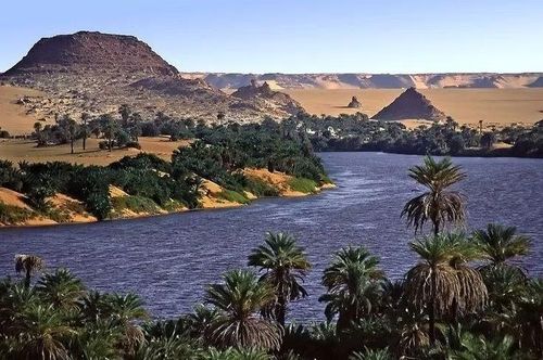 Ốc đảo nước giữa sa mạc khắc nghiệt. Các hồ Ounianga nằm giữa vùng Sahara gần như không có mưa, nhưng vẫn duy trì nguồn nước quanh năm. Ảnh: Pinterest.