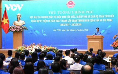 Bí thư thứ nhất Trung ương Đoàn TNCS Hồ Chí Minh Bùi Quang Huy báo cáo kết quả công tác đoàn và phong trào thanh niên với Thủ tướng.
