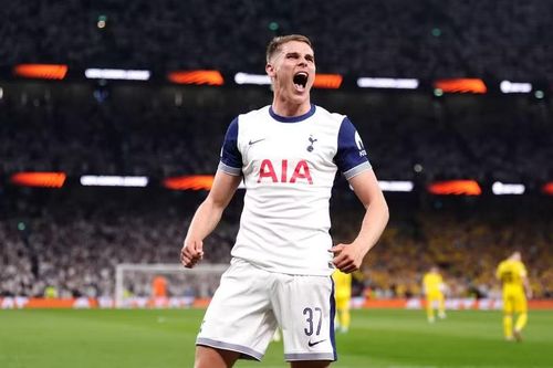 7. Micky van de Ven (Tottenham): Van de Ven ra sân nhiều hơn mùa trước nhưng lại thiếu sự chắc chắn. Chiếc thẻ đỏ trước Crystal Palace là một trong những dấu mốc tiêu biểu cho mùa giải sa sút của anh.