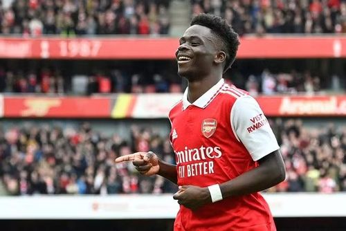 2. Bukayo Saka (Arsenal): Sau chấn thương gân kheo kéo dài, Saka không còn giữ được sự bùng nổ quen thuộc. Dù từng có giai đoạn đầu mùa rất thăng hoa, anh hiện bị đánh giá là dễ bắt bài, thiếu sắc bén và xuống thể lực.