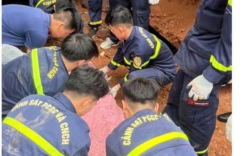 Nạn nhân được đưa ra ngoài.