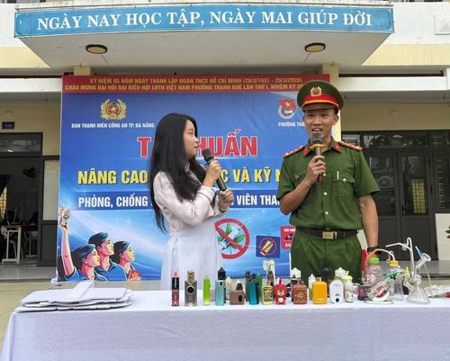 Trung tâm Giáo dục thường xuyên số 2 (Đà Nẵng) phối hợp với cơ quan công an tổ chức truyền thông phòng, chống tác hại của thuốc lá, thuốc lá điện tử.