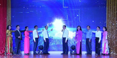 Các đại biểu thực hiện nghi thức khánh thành Trung tâm Sàn chậu và khoa Điều trị trong ngày.