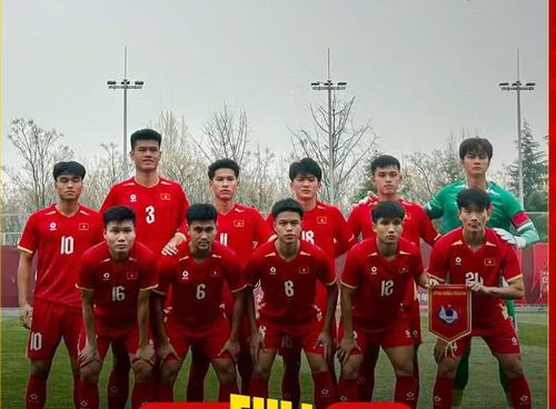 Tờ China News dành nhiều lời khen ngợi cho lối chơi của thầy trò HLV Đinh Hồng Vinh ở trận ra quân CFA Team China Cup 2026.
