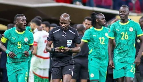 Các cầu thủ Senegal gây áp lực với trọng tài