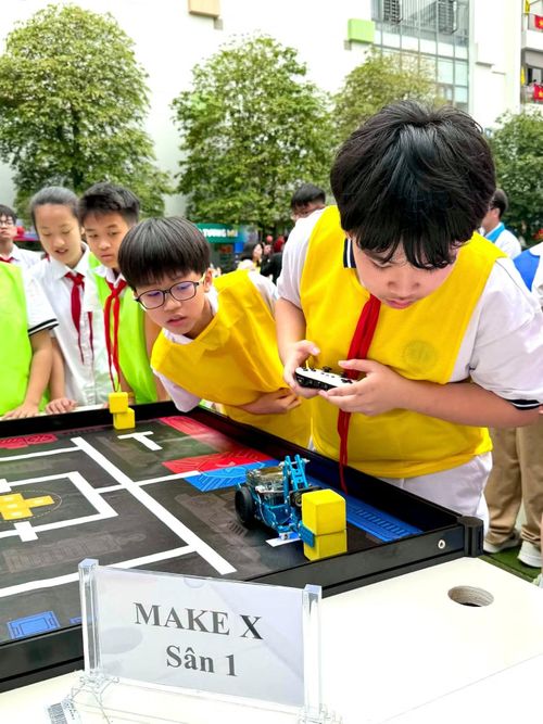 Nhóm học sinh khối 6 thi đấu.