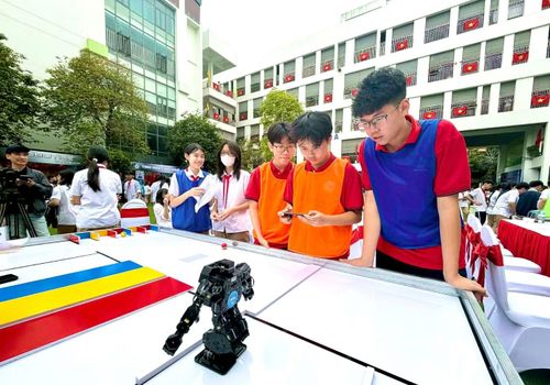 Gia Bảo điều khiển robot Humanoid trình diễn các thao tác vượt chướng ngại vật
