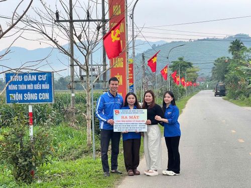 Tuyến đường cờ thanh niên tại xã Sơn Giang được Đoàn Thanh niên triển khai, tạo nên diện mạo rực rỡ với sắc đỏ cờ Tổ quốc. Công trình không chỉ góp phần làm đẹp cảnh quan mà còn lan tỏa tinh thần nhiệt huyết, trách nhiệm của tuổi trẻ trong xây dựng quê hương.