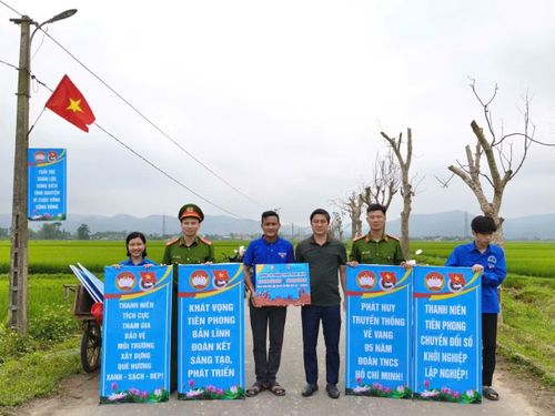 Đoàn xã Xuân Lộc cũng đã triển khai công trình thanh niên “Đường cờ, đường pano thanh niên” với nhiều phần việc thiết thực, ý nghĩa. Dọc các trục đường chính, lực lượng đoàn viên, thanh niên đã tiến hành treo cờ Tổ quốc, lắp đặt pano tuyên truyền, tạo nên diện mạo khang trang, rực rỡ cho địa phương.