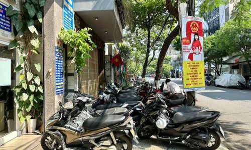Với quyết tâm chấn chỉnh lại trật tự đô thị, UBND TP. Đà Nẵng đã ban hành kế hoạch siết quản lý, trong đó nhấn mạnh không cho phép sử dụng vỉa hè để buôn bán. Các hành vi đặt, để, lắp biển hiệu di động, bảng quảng cáo, chậu cây, tượng trang trí hay vật dụng khác trên vỉa hè, lòng đường đều bị nghiêm cấm. Thành phố cũng sẽ tổ chức lại việc sử dụng vỉa hè theo bề rộng, nhằm đảm bảo không gian cho người đi bộ.