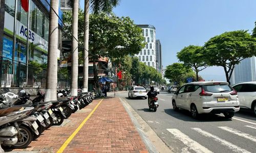 Tuyến đường Bạch Đằng đã thực hiện việc kẻ vạch, phân định rõ vị trí để xe và phần dành cho người đi bộ tạo cảnh quan đô thị văn minh dọc sông Hàn. Việc lập lại trật tự vỉa hè sẽ được TP. Đà Nẵng thực hiện từ ngày 28/3 và triển khai theo 3 giai đoạn. Trong đó, giai đoạn 1 (từ giữa tháng 3 đến 31/3) tập trung tuyên truyền, vận động người dân tự tháo dỡ vi phạm, đồng thời rà soát, kẻ vạch, sắp xếp hạ tầng.