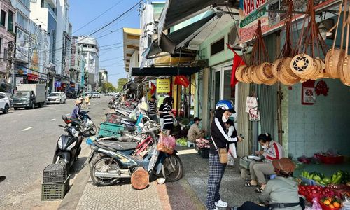 Một đoạn đường Nguyễn Thái Học, vỉa hè bị các hộ kinh doanh lấn chiếm hết để buôn bán, làm nơi để xe. Sau ngày 28/3, việc lấn chiếm vỉa hè như thế này sẽ được Đà Nẵng xử lý với quyết tâm lập lại trật tự, thay đổi ý thức của người dân để xây dựng thành phố văn minh, sạch, đẹp hơn.