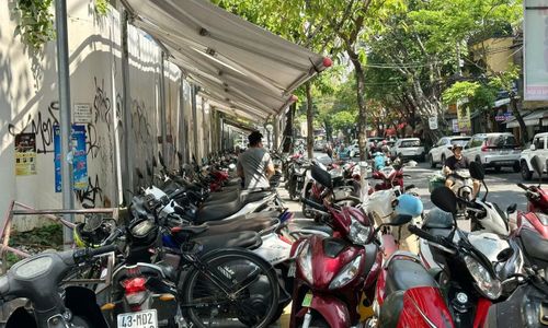 Tuy nhiên, theo ghi nhận của phóng viên, các tuyến đường Trần Quốc Toản, Trần Phú, Nguyễn Chí Thanh, Thái Phiên, Lê Hồng Phong, Nguyễn Thái Học... việc lấn chiếm vỉa hè để làm nơi kinh doanh, để xe đã tạo cảnh quan đô thị thiếu văn minh. Người dân và du khách không còn vỉa hè để đi bộ.