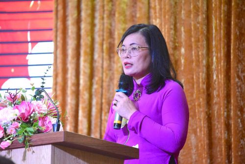 Bà Hoàng Thị Diễm Tuyết - Giám đốc Bệnh viện Hùng Vương phát biểu.