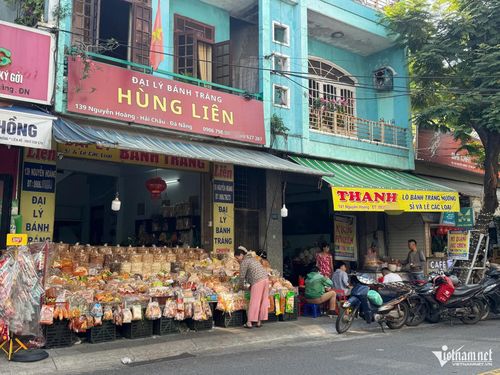 Trên đường Nguyễn Hoàng, hộ kinh doanh bày hàng hóa, hàng ăn chiếm dụng vỉa hè, xe máy phải đỗ dưới lòng đường.