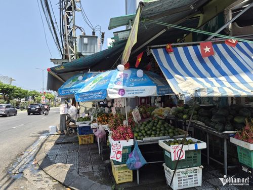 ... hay thành nơi tập kết hàng hóa, quầy bán hoa quả.