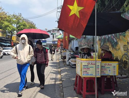 Bà Nguyễn Thị L., một người bán hàng rong trên đường Phạm Như Xương, cho biết thu nhập của bà không ổn định. “Tôi ủng hộ chủ trương của thành phố để đô thị sạch đẹp hơn, nhưng nếu có khu vực riêng cho buôn bán, người lao động sẽ yên tâm hơn”, bà chia sẻ.