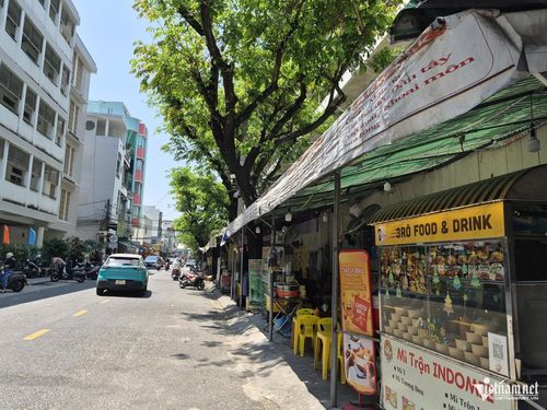 Trên đường Phạm Hồng Thái, vỉa hè bị chiếm dụng để kinh doanh ăn uống.